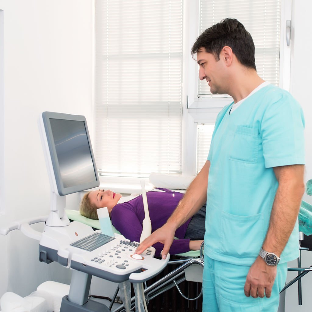 ecografie,ecografia Doctor performing ultrasound on a pregnant woman