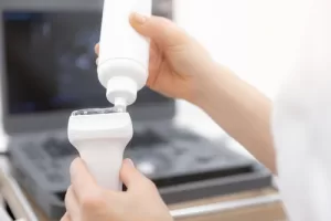 ecografie cardiaca - Pacienții care necesită o investigație ecografică cardiacă pot fi programați pentru aceasta la cabinetul medicului cardiolog sau în cadrul unui program de screening cardiovascular. De obicei, investigația nu necesită pregătire specială, iar pacienții pot fi examinați într-un mediu confortabil și non-invaziv. Uneori, în cazurile în care este necesară o evaluare mai detaliată, medicul poate decide să utilizeze sedare ușoară pentru a asigura cooperarea și confortul pacientului.